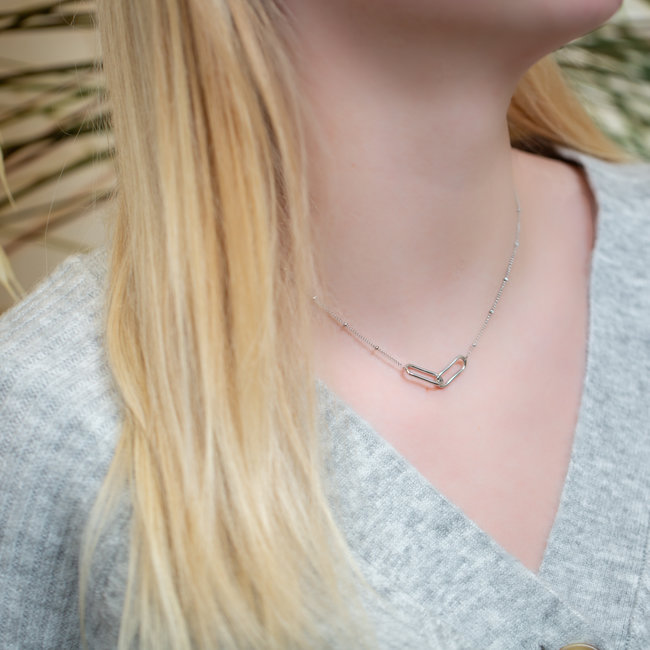 Day & Eve by Go Dutch Label Zilverkleurige schakelketting met rechthoekige cirkel