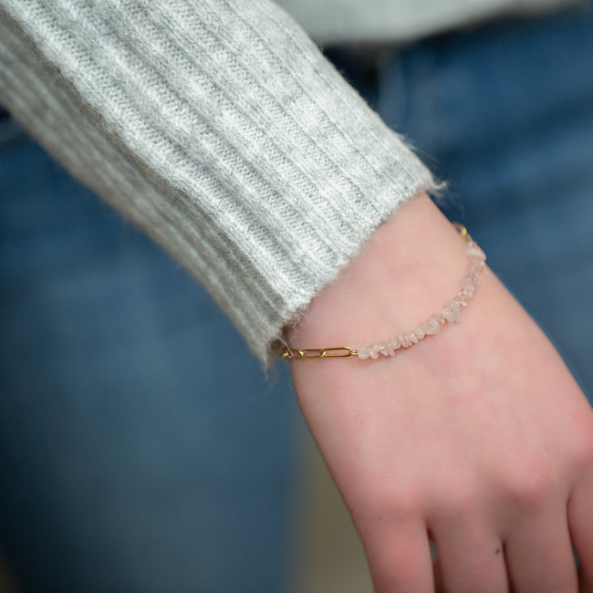 Day & Eve by Go Dutch Label Goud schakelarmband met roze steentjes