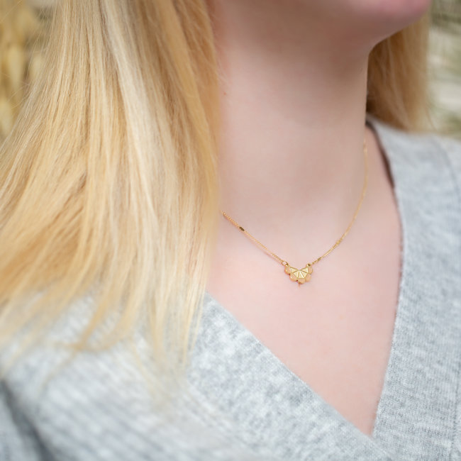 Day & Eve  Goudkleurige ketting met hanger bloem