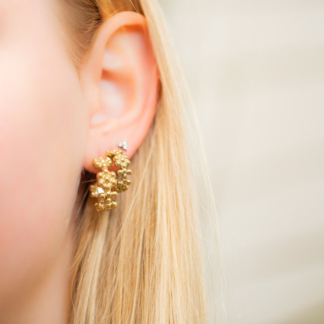 Day & Eve  Gouden oorstekers met bloemetjes motief
