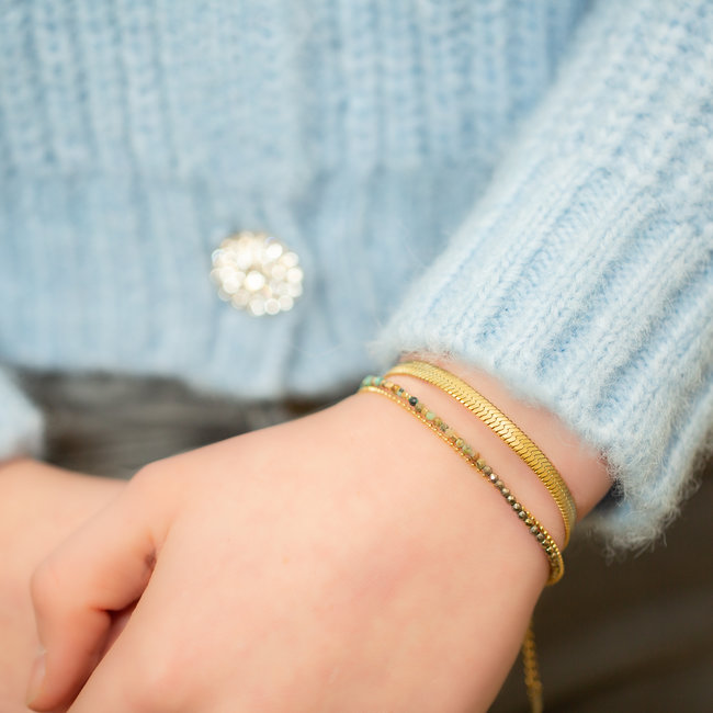 Dubbele armband met groene kraaltjes of matje goudkleurig