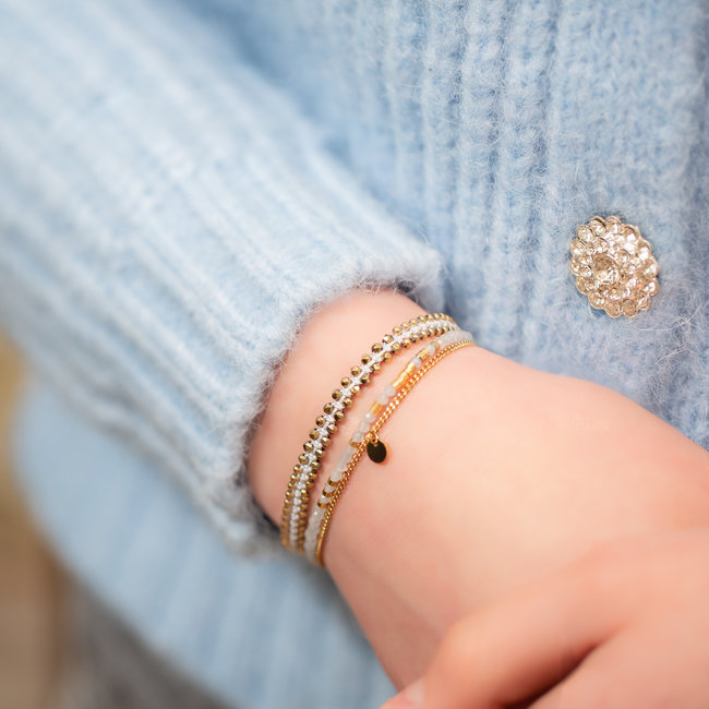 Goudkleurige armbanden met lichtblauw