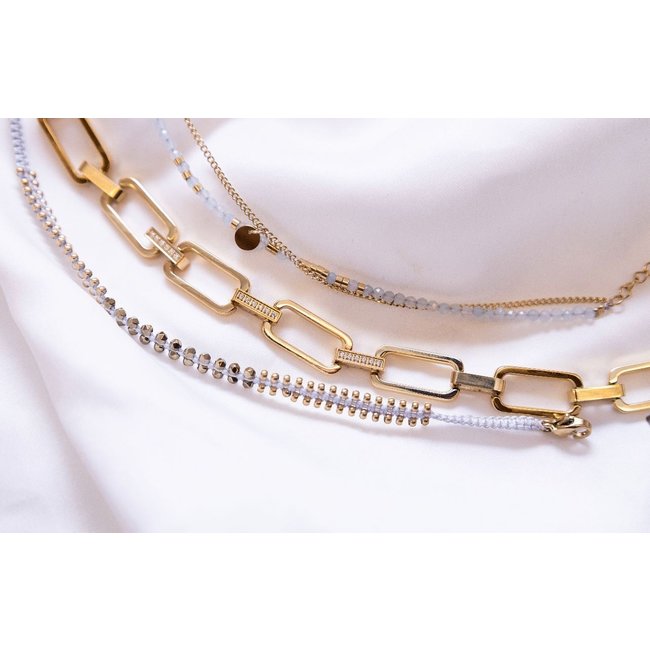 Goudkleurige armbanden met lichtblauw