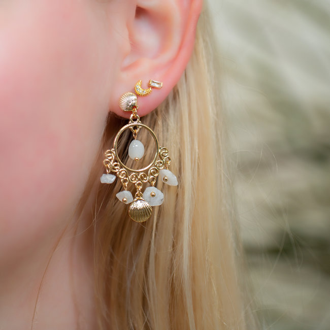 Gouden oorbellen met witte steentjes en schelpje
