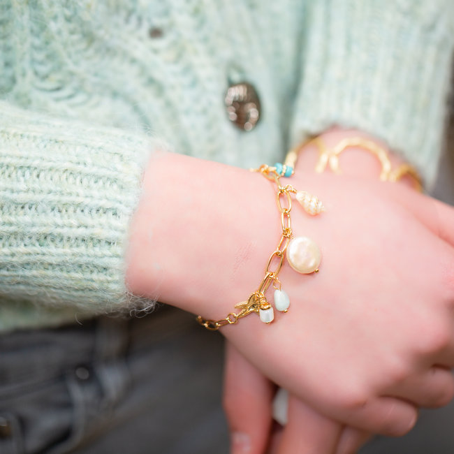 Goud schakelarmband met parel en schelp bedels