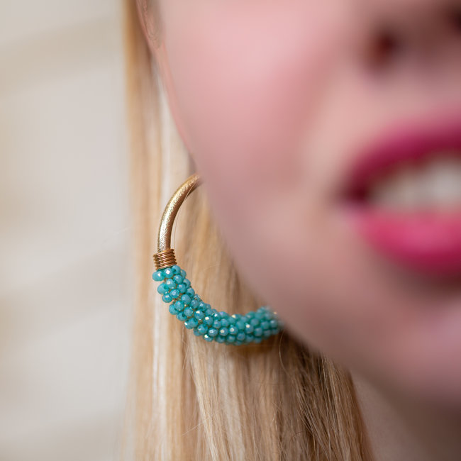 Bohemian oorbellen met blauwe facet kralen
