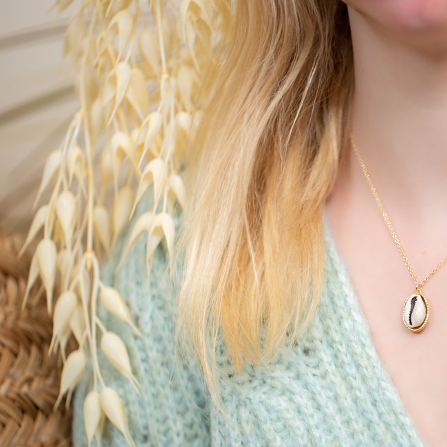 Biba Goud ketting met echte witte kaurie schelp