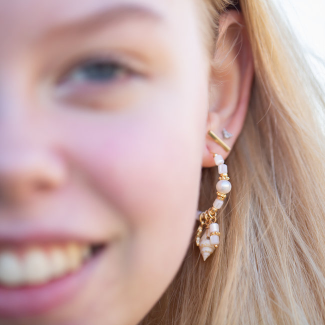 Biba Oorringen met witte kralen en schelpen