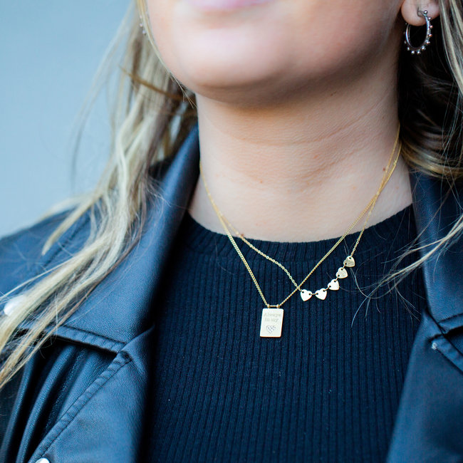 ZAG  Bijoux Goudkleurige ketting met hartjes of vierkant plaatje
