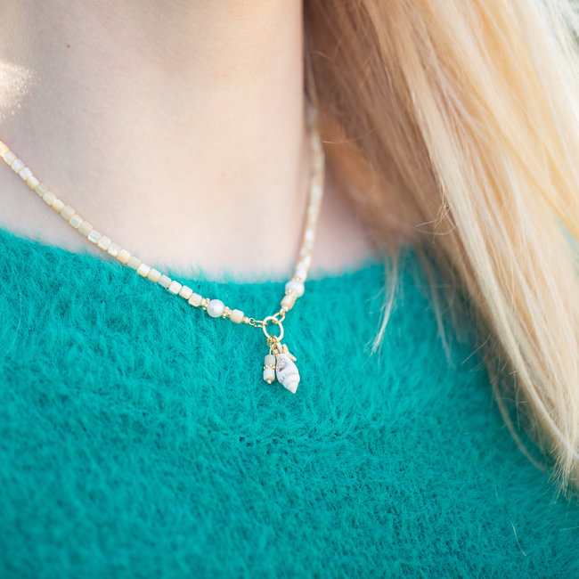 Biba Goud schakelketting met strand bedels en kraaltjes