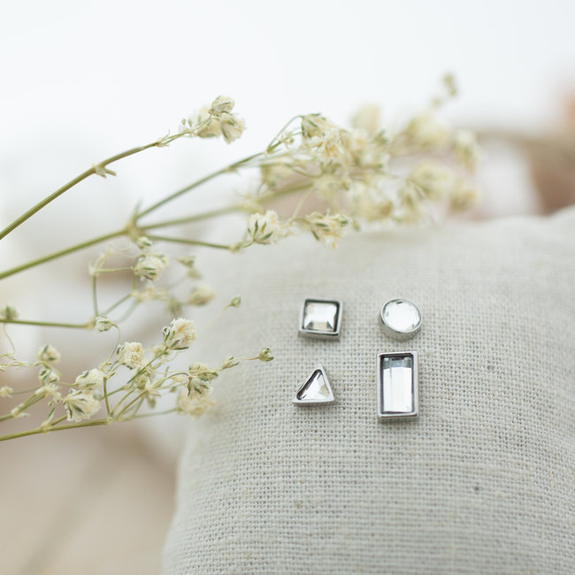 Earstuds rond, vierkant, rechthoek of driehoek facet steen zilver