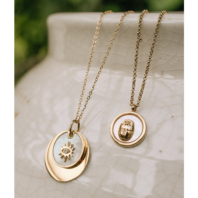 Goudkleurige ketting met scarabee munt parelmoer hanger