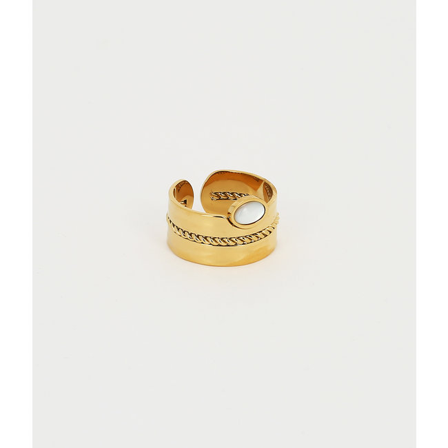 Goudkleurige boho ring met witte ovaal steen