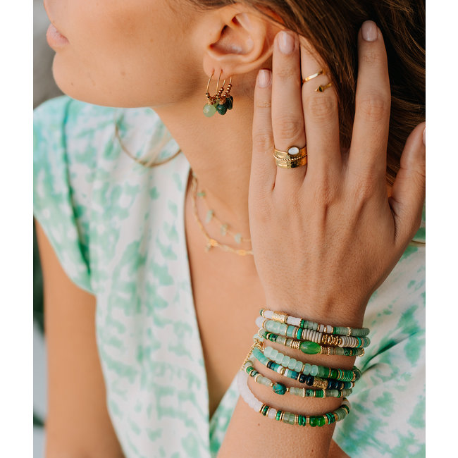 Goudkleurige boho ring met witte ovaal steen