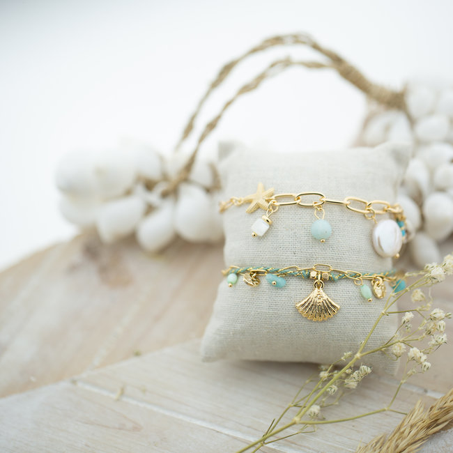 Goud schakelarmband met parel en schelp bedels