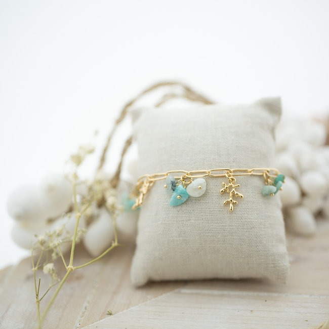 Schakel armband goud met steentjes en hangertjes