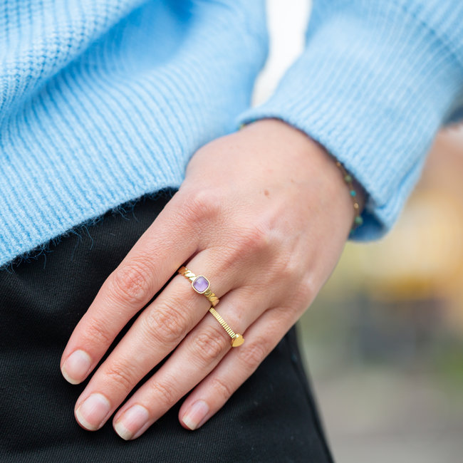 Goudkleurige gevlochten ring met lila steen
