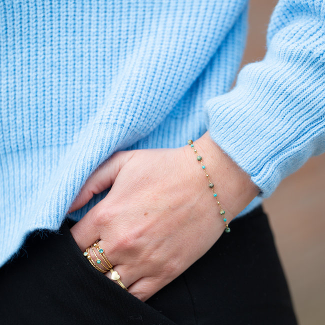 Goud armbandje met turquoise steentjes en bolletjes