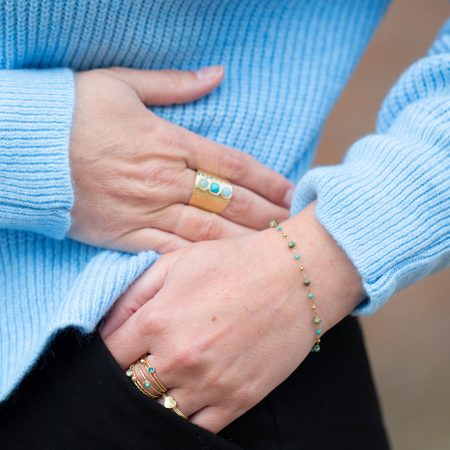 Goud armbandje met turquoise steentjes en bolletjes