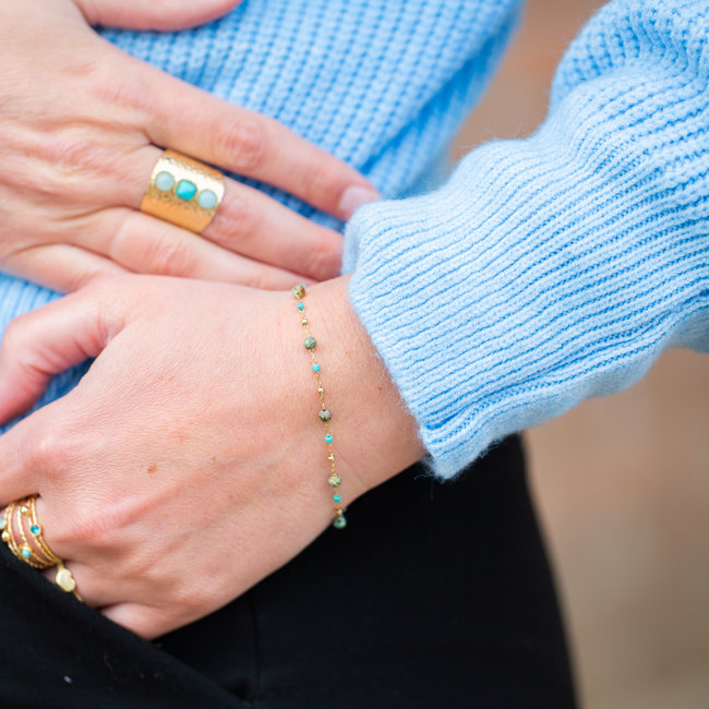 Goud armbandje met turquoise steentjes en bolletjes