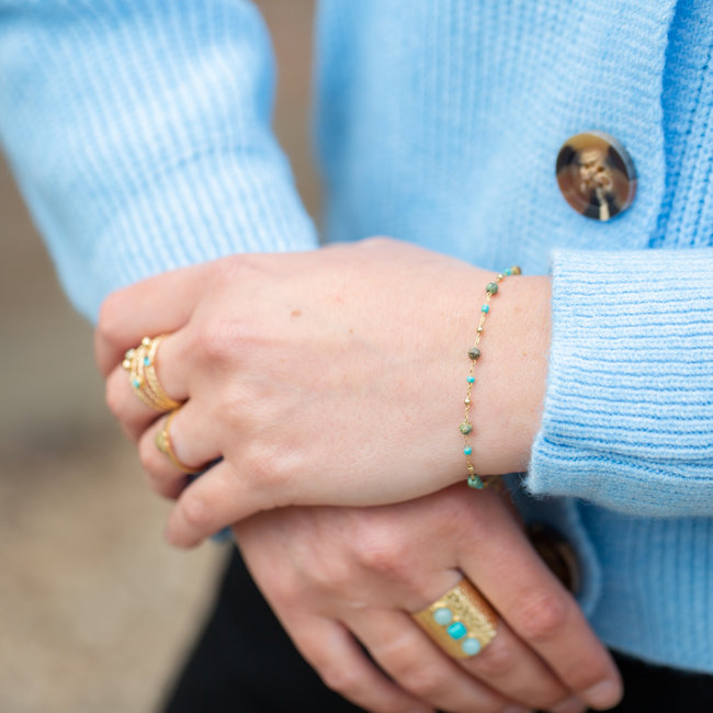 Goud armbandje met turquoise steentjes en bolletjes