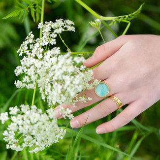 Ikita  Ring met bolletjes of ronde steen