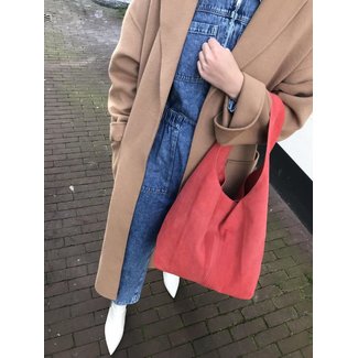 Koraalkleur suede baggy bag