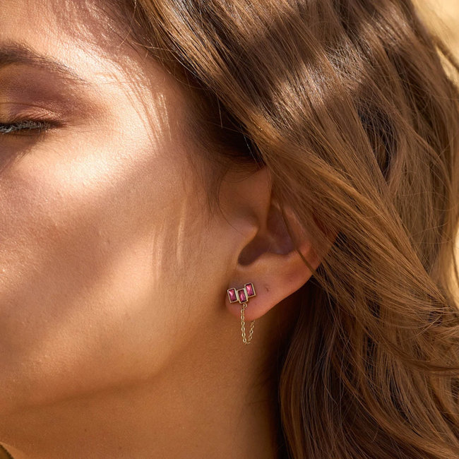 Goud oorbellen met roze stenen en ketting onderlangs