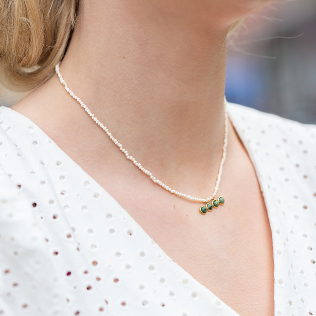 Mini witte parelketting met groene  steentjes