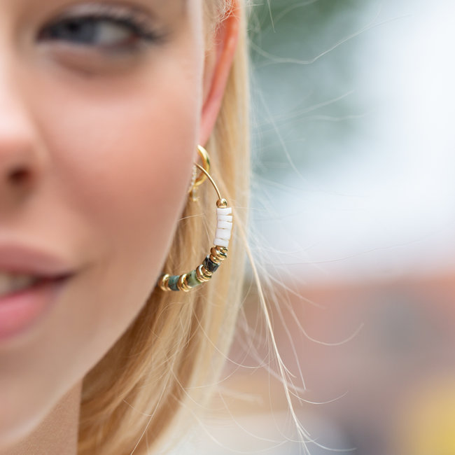 Beadle Oorringen met natuursteentjes wit groen