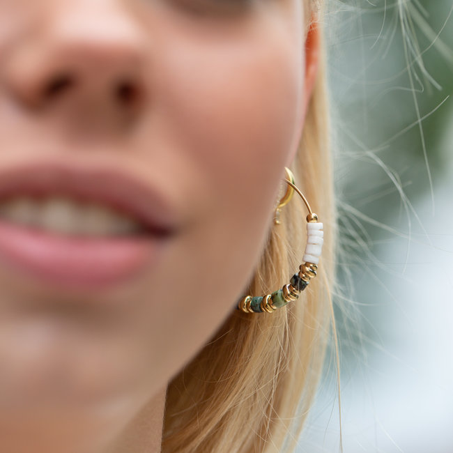 Beadle Oorringen met natuursteentjes wit groen