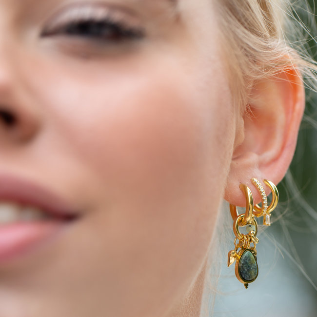 Beadle Oorring met turquoise steen en bedels goud