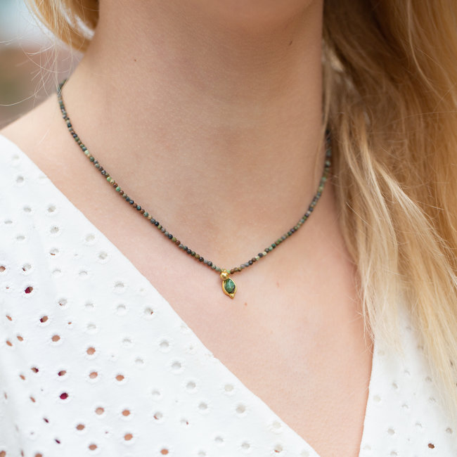 Ketting met natuursteentjes en druppel bedel