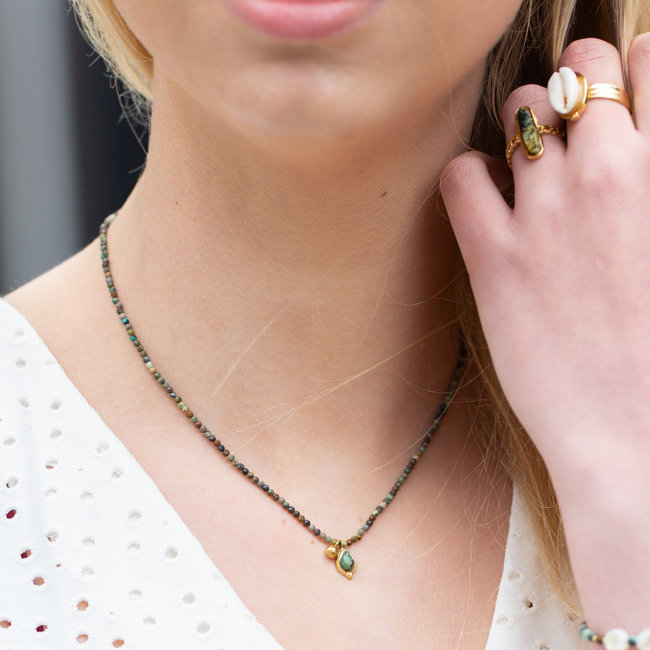 Ketting met natuursteentjes en druppel bedel