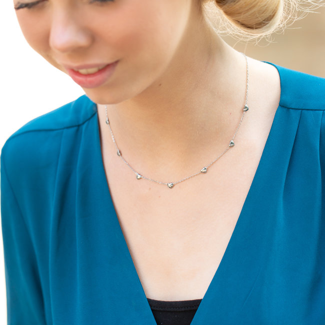 Fijne zilverkleurige ketting met hartjes