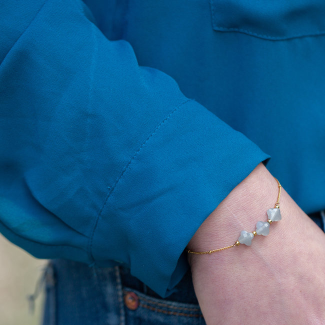 Goud armband met grijze klavers