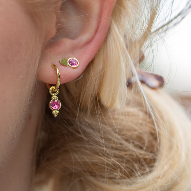 Biba Biba gouden oorringen met een crystal steen in lila en donkerroze