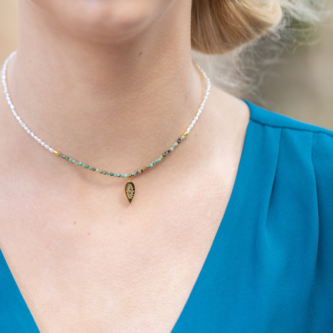 Ketting met natuursteentjes parels en aztec hanger