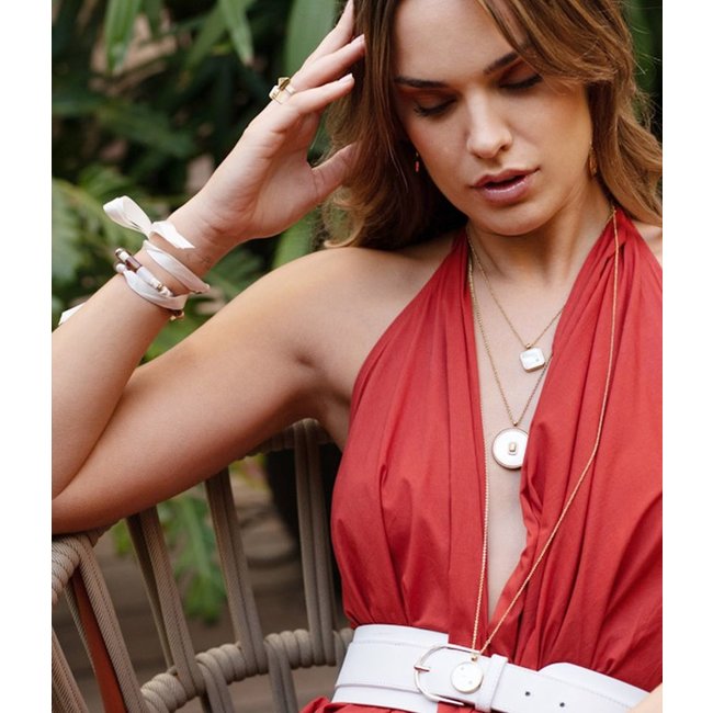 ZAG  Bijoux Goudkleurige ketting met witte parelmoer schelp hanger