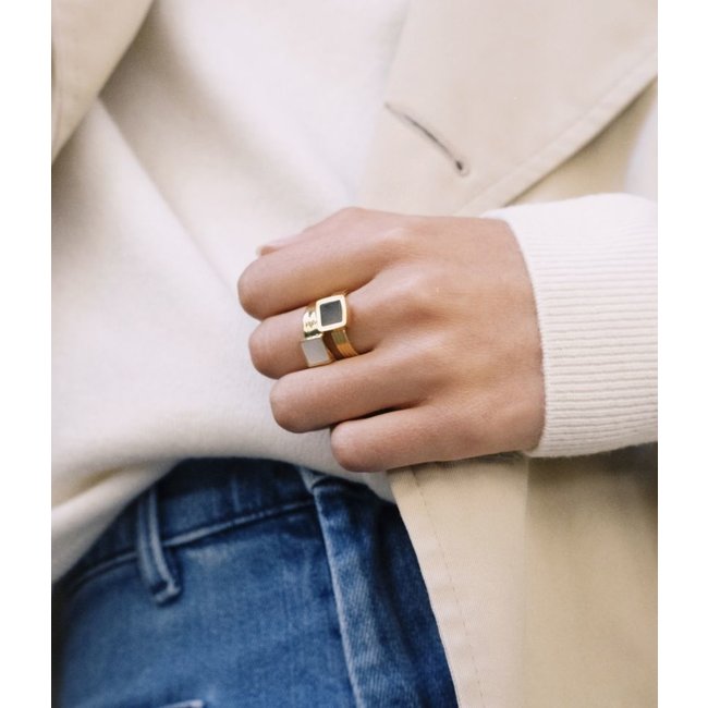 ZAG  Bijoux Goudkleurige ring met witte steen vierkant