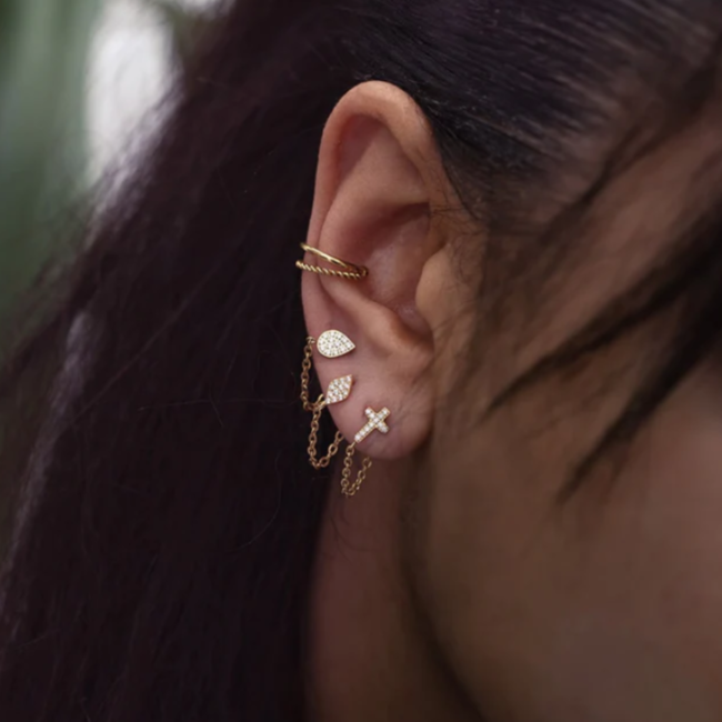 Trendy oorbellen met ketting onderlangs