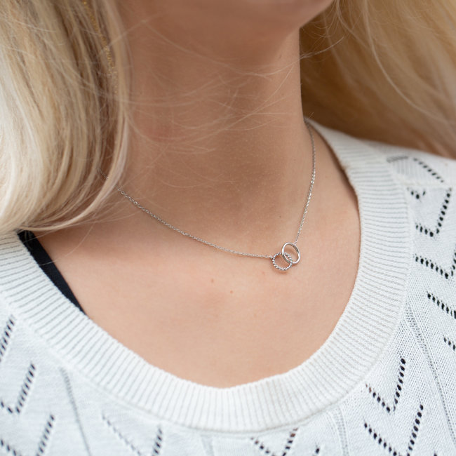 Ketting met verbonden ringen zilverkleurig