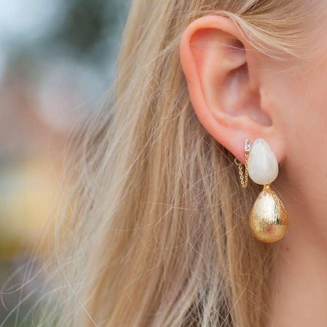 Klassieke druppel oorbellen beige