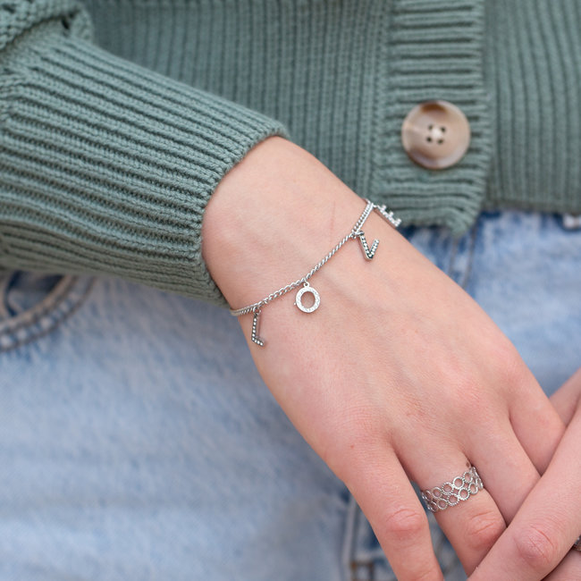 Day & Eve  Zilverkleurige armband met love