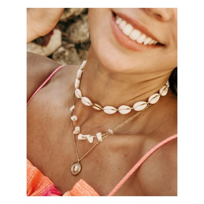Goudkleurige ketting met scarabee munt parelmoer hanger