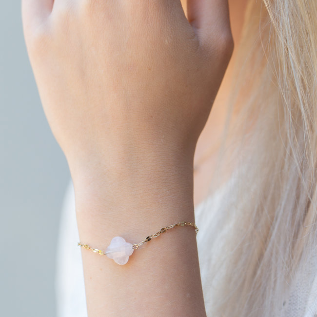 Day & Eve  Lichtroze natuursteen klaver armband