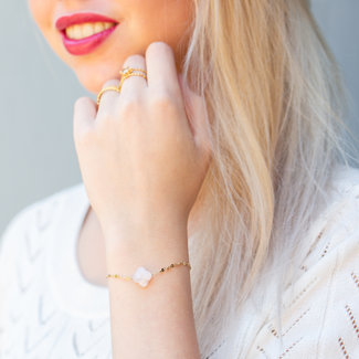 Day & Eve  Lichtroze natuursteen klaver armband