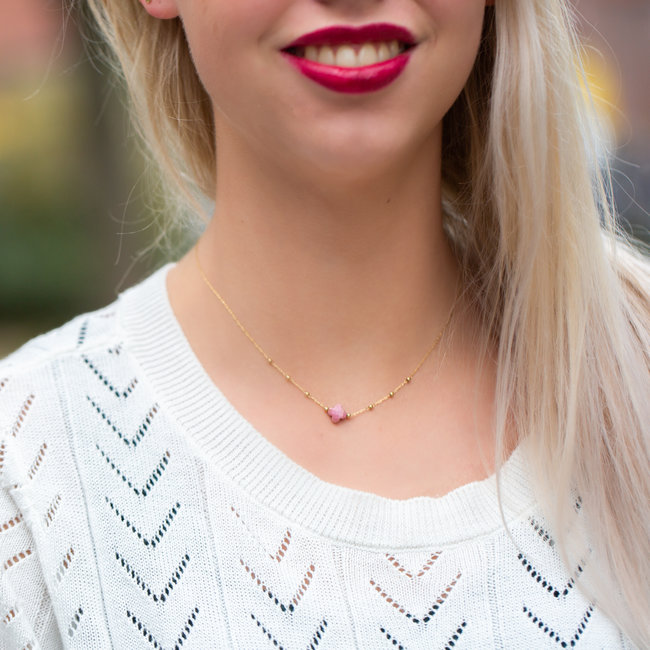 Gouden ketting met roze klaver