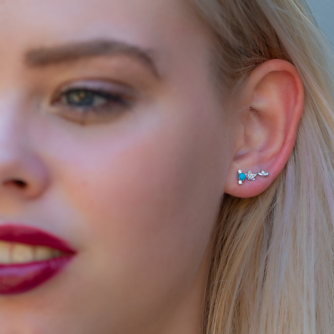KARMA Turquoise zirconia, bloem of leaves oorsteker zilver