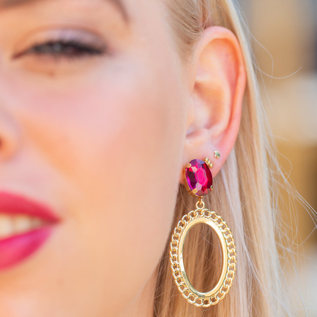Grote ovaal bewerkte oorbellen met fuchsia steen